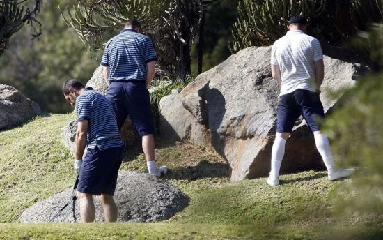 鲁尼(右)打高尔夫时随地小便