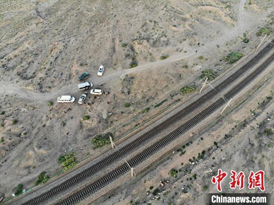 直击兰新线列车撞人事故现场:弯道密集 风力极强