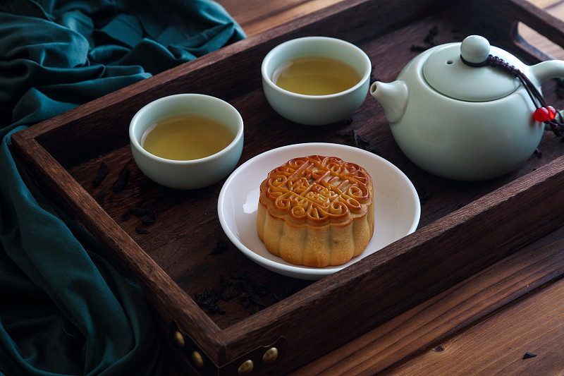 木桌上的月饼和茶图片下载