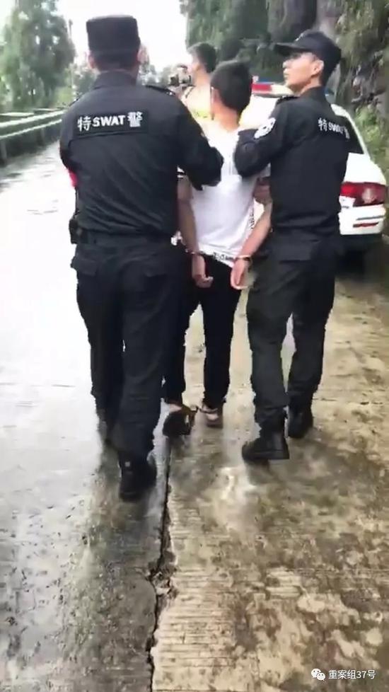 ▲杀害赵某的嫌疑人指认现场。 资料图片