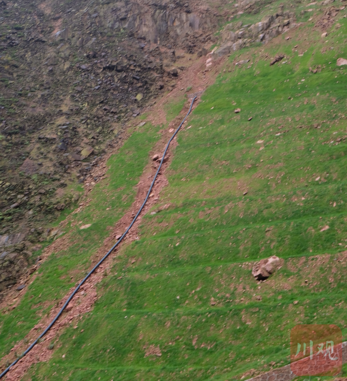 荥经矿山生态修复项目旁建输水渠系统。