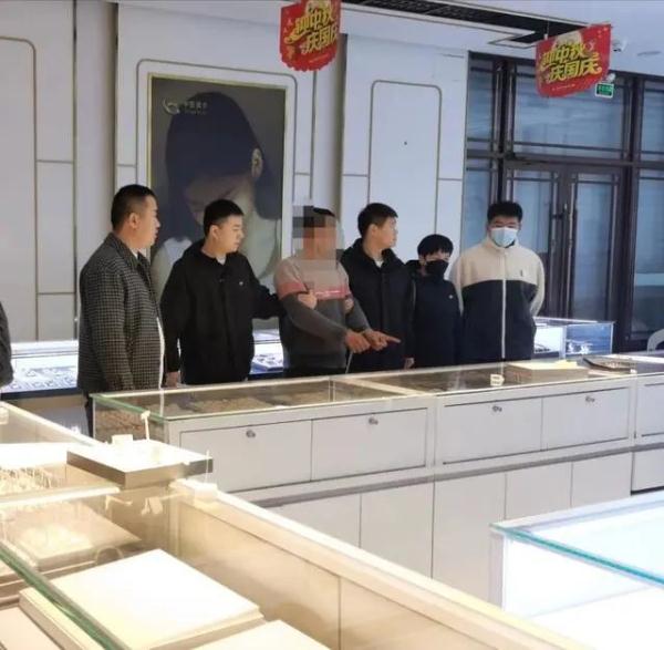 内蒙古一金店被盗案更多细节披露，300余万元黄金饰品一夜间被盗走藏匿