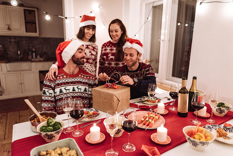 朋友们打开预置的圣诞晚餐图片下载