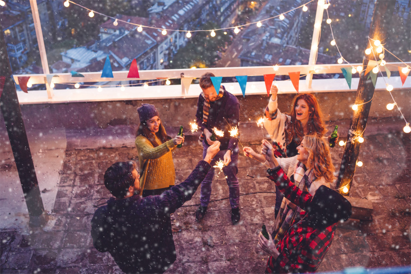 一群朋友在屋顶聚会图片下载