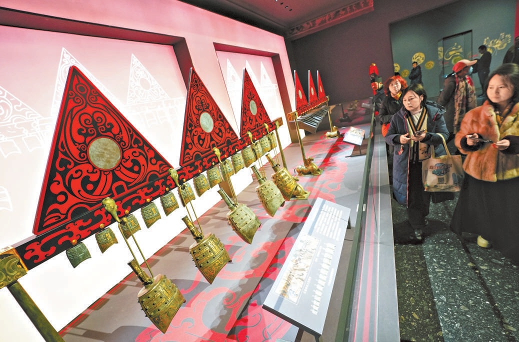 参观预展的游客观赏刘贺墓出土的礼乐文物。