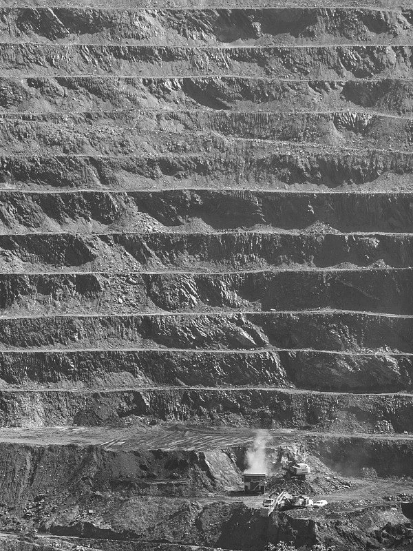 露天煤矿采煤的机械图片下载