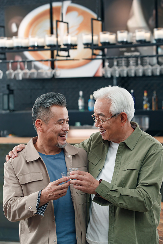 快乐的老哥俩喝酒聊天图片下载