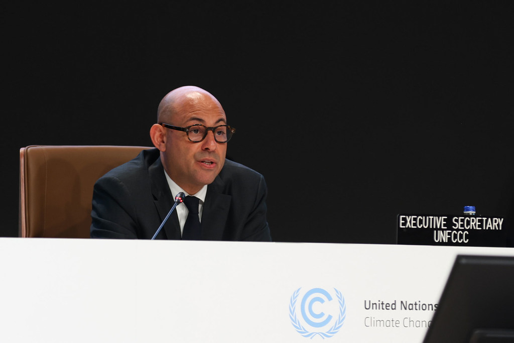 联合国气候变化执行秘书西蒙·斯蒂尔在 第29届联合国气候变化大会最后一周向谈判代表发表讲话。