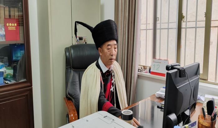 正在工作中的俄西典罗