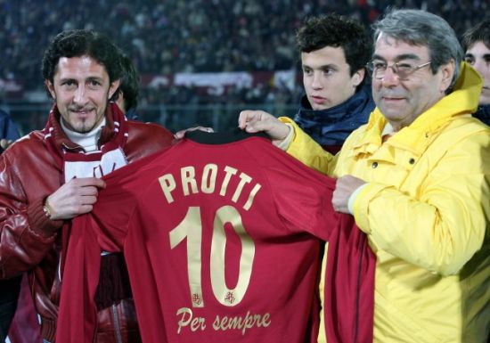 普罗蒂的10号球衣退役(号码下面文字的意思是“永远”)