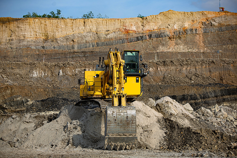 挖掘机正在提升煤炭图片下载