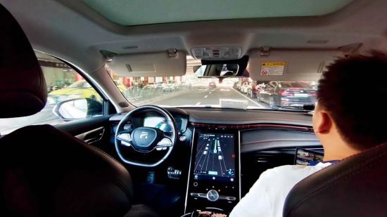 2024年7月7日，上海世界人工智能大会期间的智驾体验活动，人们试乘刚获示范应用许可的首批无人驾驶出租汽车。图/中新