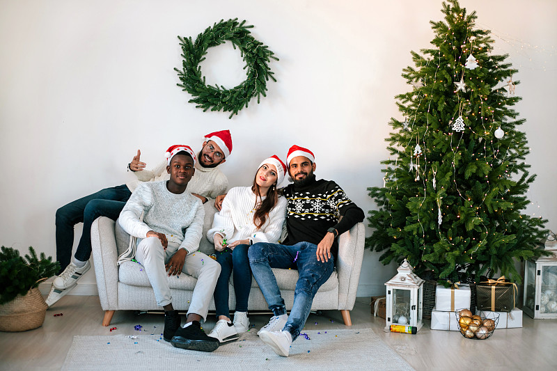一群多民族的朋友在家里庆祝圣诞节。图片下载