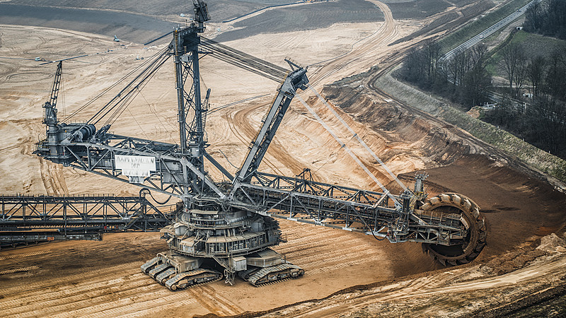 褐煤开采的环境影响 - 大型斗轮挖掘机在露天矿场中图片下载