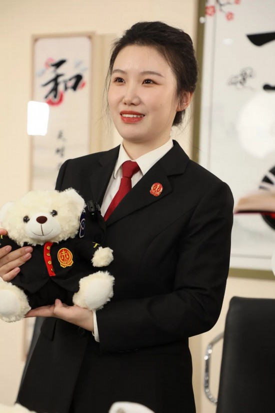 “专业”助播 法院小姐姐