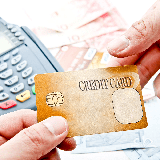 至急教えてください 三井住友銀行のNLカード（年間費無料）を今まで使っておりましたが、5月頃自動切替でオリーブが届きました。 そして7月頃にオリーブゴールドへ切替手続きを行って実際に手元にあるのですが、先日オリーブゴールドで決済したのに三井住友銀行NLカードに明細が記載されてました。8/10より前の利用分は三井住友銀行NLカードの明細に乗っており、8/11〜の分がオリーブゴールドの明細に記載しておりました。ですが、7/23にガス料金も払ってますがゴールドの明細に載っておりました。何故でしょうか？ 例えばですが、 8/9:車屋→オリーブゴールドで支払いして三井住友銀行アプリではNLカードの明細に表示 8/11:ユニクロ→オリーブゴールドで支払いして三井住友銀行アプリではゴールドクレジットに明細が表示