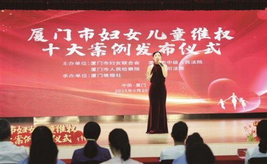 现场演唱表演。