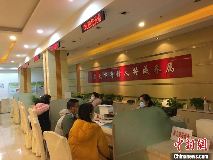 资料图：婚姻登记机关为新人办理婚姻登记。重庆市民政局供图