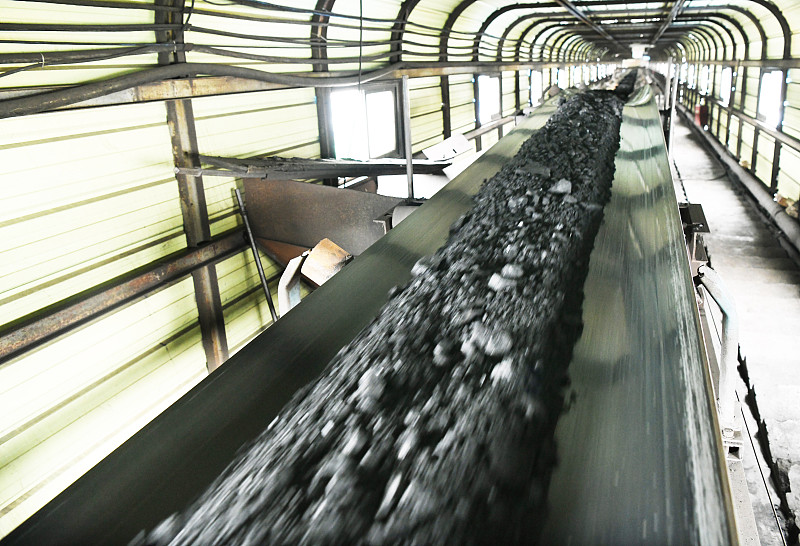 山东济宁何岗煤矿生产出的煤炭通过固定式输运皮带往外运输图片下载