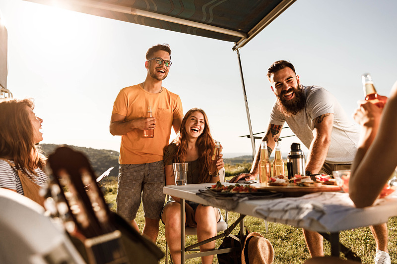 一群快乐的朋友在大自然中露营。图片下载