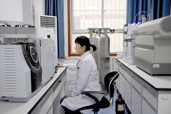 西安市儿童医院儿研所的工作人员在液相串联质谱室进行血、尿检验。西安市儿童医院儿研所对罕见病患儿进行基因检测并归档，进入罕见病生物样本库。新华社资料图