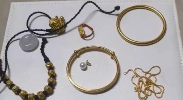 女子偷闺蜜家中黄金变现数万 取得谅解 被判刑1年