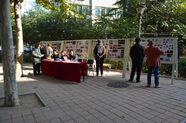 居民参观宣传展板2