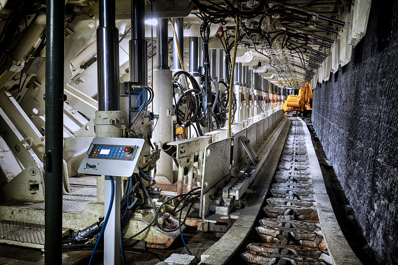 煤矿井下巷道有支护系统和钻孔机图片下载