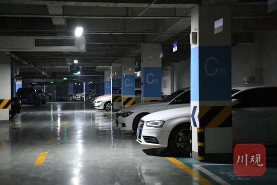 成都一小区地下停车场。资料图片(图文无关)