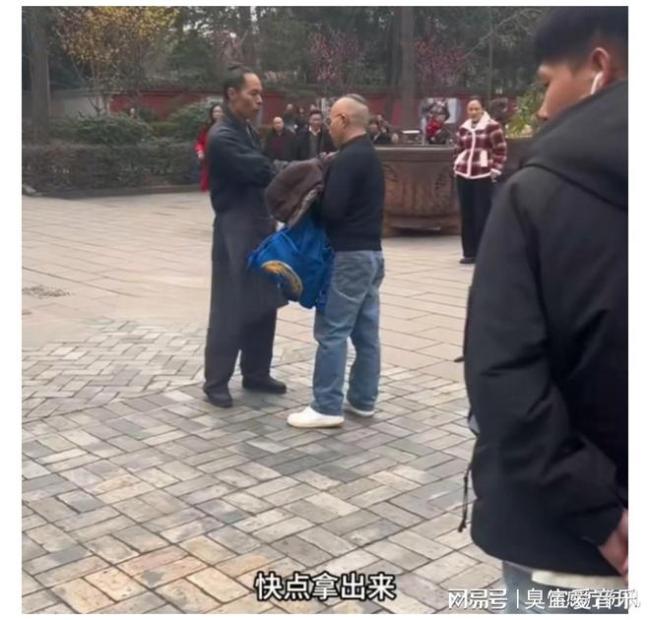 游客偷许愿池的钱遭道长呵斥 当场让其交出来归还回去