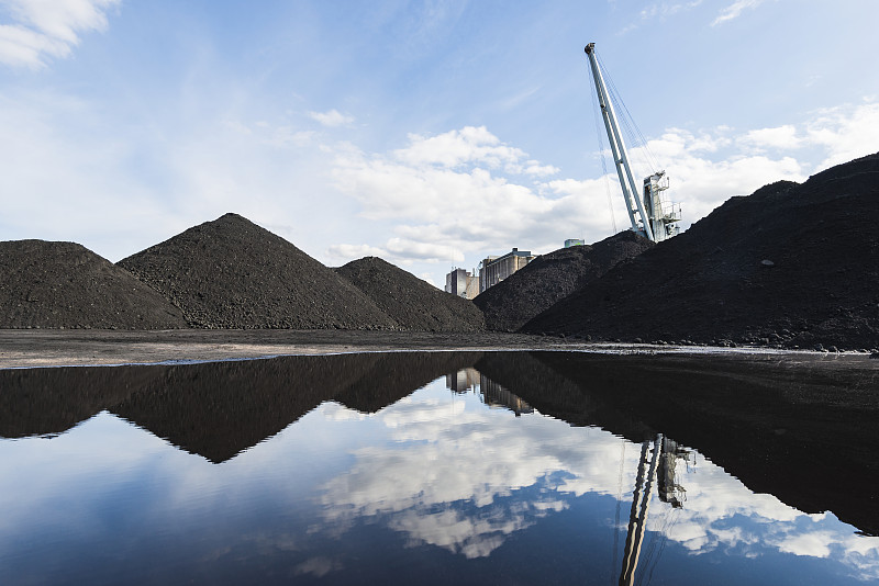 碎石堆在水中反射图片下载