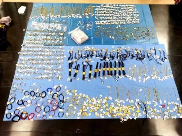 内蒙古一金店被盗案更多细节披露，300余万元黄金饰品一夜间被盗走藏匿