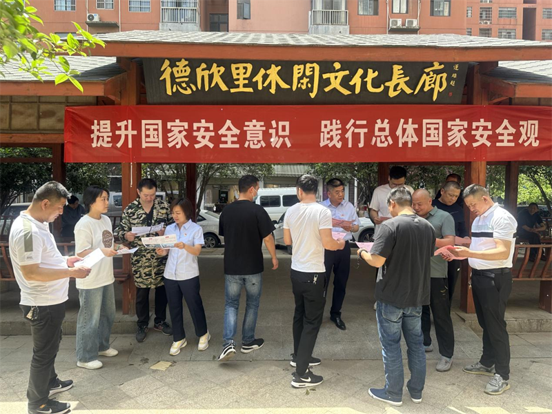 工作人员向社区居民发放宣传单。