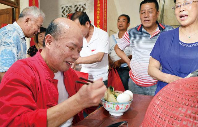 司法局长兼职翻译被判无罪 披上红衣返乡(图)