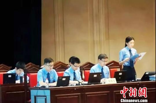 图为公诉机关现场指控 桂法宣 摄