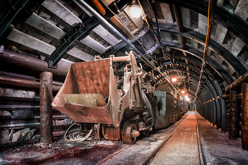 煤矿地下走廊与货运列车车厢图片下载