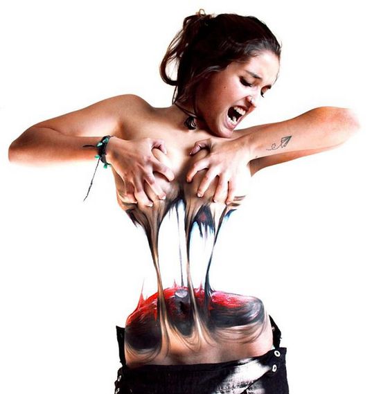 逆天人体彩绘将美女与自然融为一体 超强伪装考验你眼力