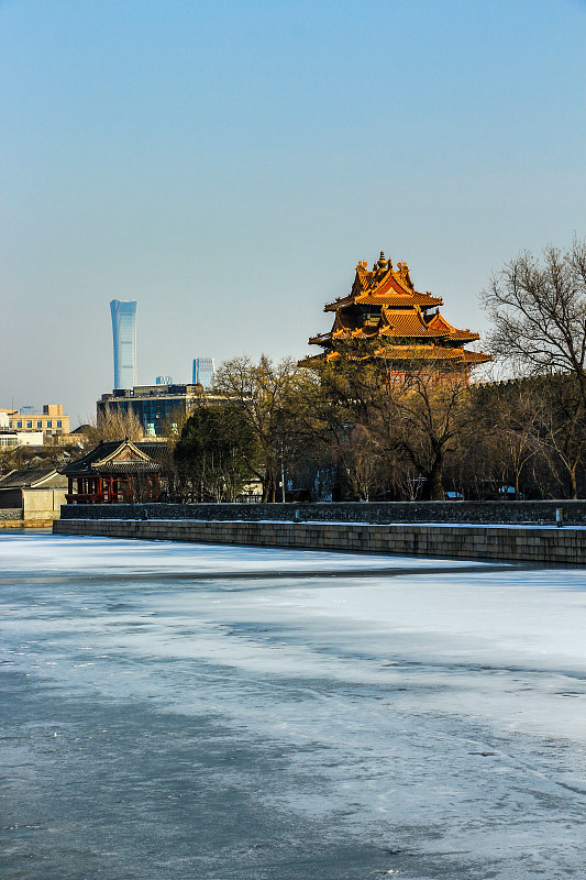 北京故宫角楼与结冰的筒子河图片下载