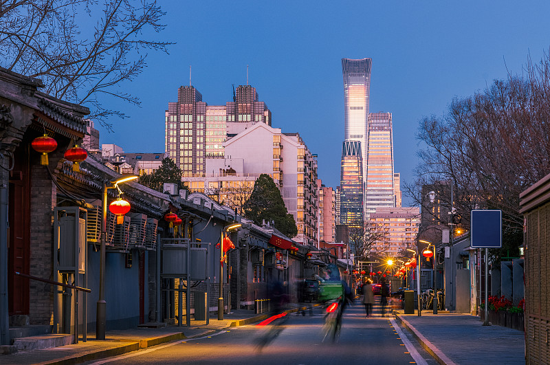 北京西总布胡同和远处的CBD中央商务区图片下载