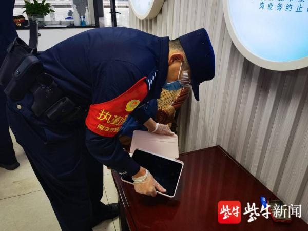 两男子动车上偷偷抽烟触发烟雾报警器，处罚没商量