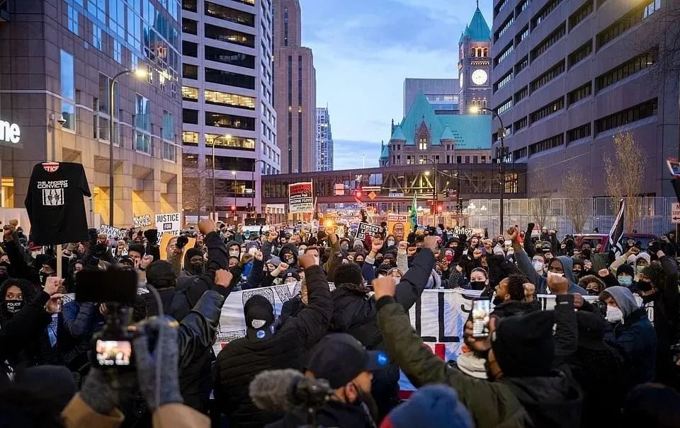 “黑命贵”大结局 拜登给6岁女孩跪了 公开承认：美国灵魂上有污点