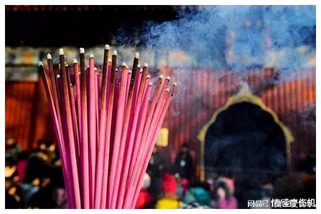 游客偷许愿池的钱遭道长呵斥 当场让其交出来归还回去