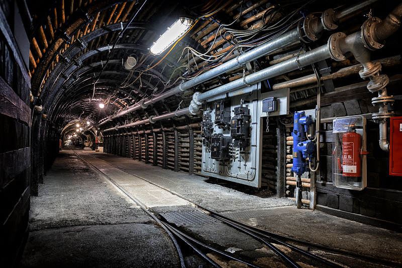 煤矿井下走廊有支撑系统、铁路轨道和电气设备图片下载