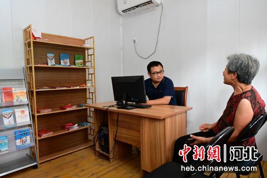 图为曲周县“法律小屋”内律师正在免费为群众提供法律服务。 胡海军 摄