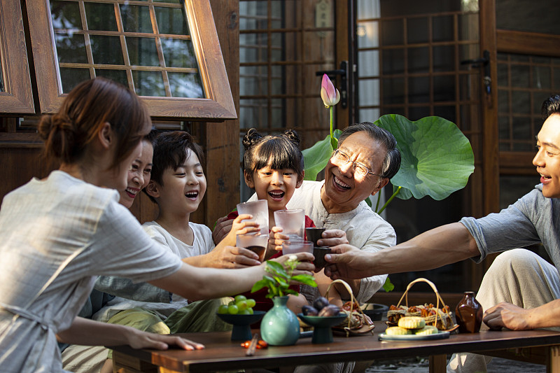 中秋节一家六口团圆聚会吃饭干杯图片下载