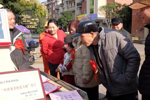 杭州最牛全家福!光60岁以上的就有99个,站凳子上才能把人拍齐……