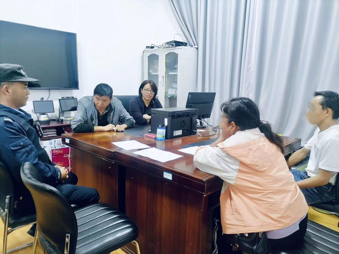 2023年8月4日，和立峰（左二）在调解一起家庭婚姻纠纷。受访者供图