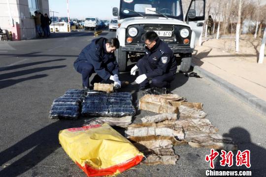 图为现场查获的旱獭皮。 梁晓虹 摄