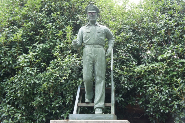 最高司令官マッカーサーの銅像(東京都八王子市雲龍寺)。太平洋戦争直後、GHQによる人権指令を一度は拒否した日本政府だが、幣原(しではら)内閣になってようやく「ポツダム命令」を制定(10月15日)、治安維持法は廃止され、特別高等警察も廃止を命じられた。