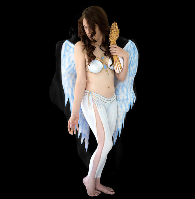 逆天人体彩绘将美女与自然融为一体 超强伪装考验你眼力